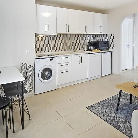 Cozy And Central With Shared Pool Near Beach In Apartmán *