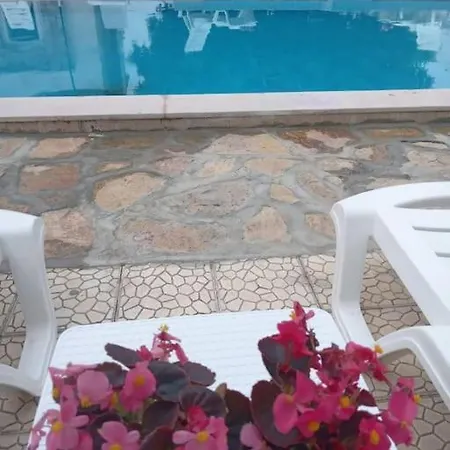 Cozy And Central With Shared Pool Near Beach In Апартаменты