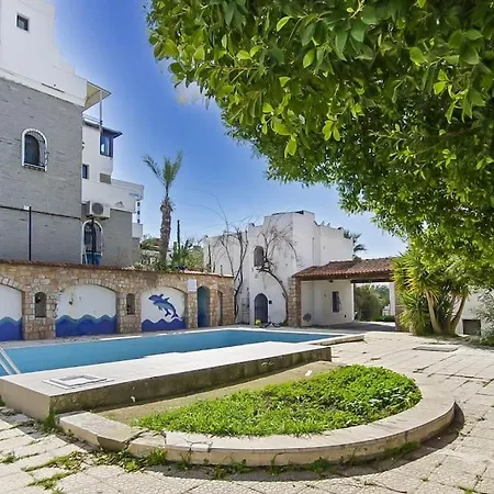 아파트 Cozy And Central With Shared Pool Near Beach In