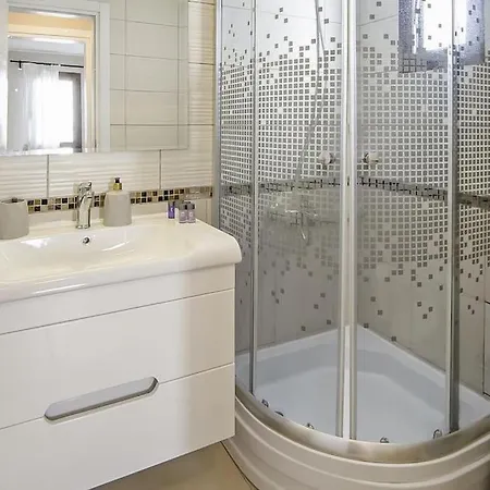아파트 Cozy And Central With Shared Pool Near Beach In *